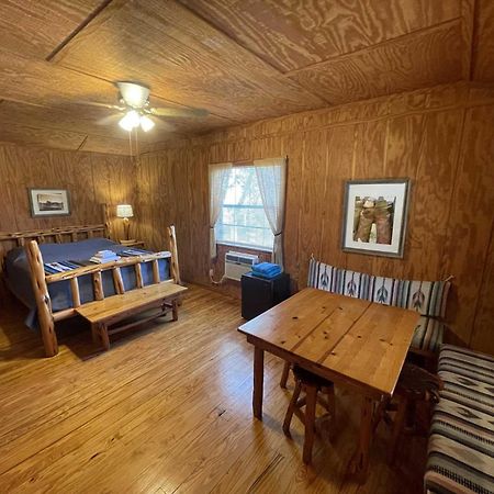 West 1077 Guest Ranch - Retreat Bed & Breakfast Tarpley Exterior photo