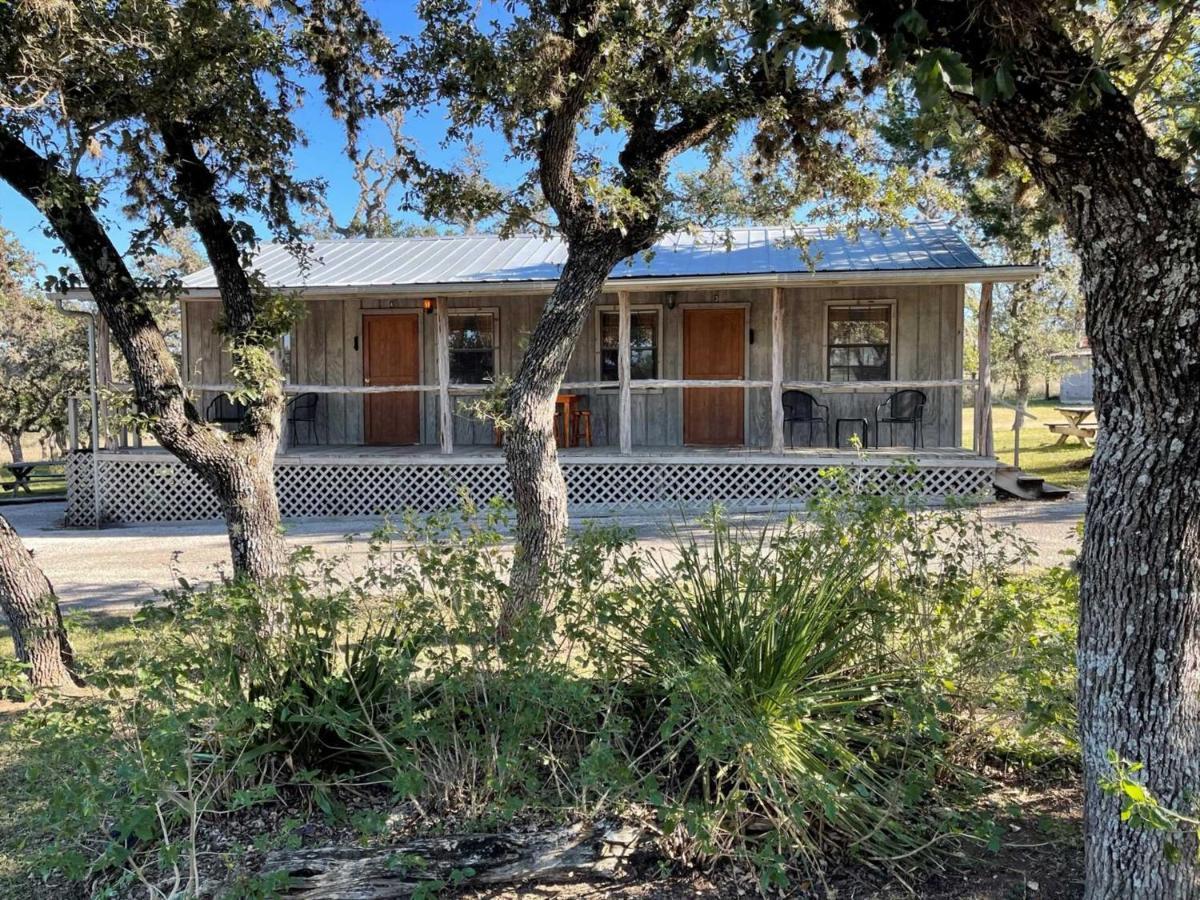West 1077 Guest Ranch - Retreat Bed & Breakfast Tarpley Exterior photo